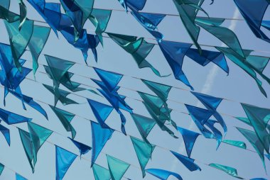 Gökyüzüne karşı bayrakları sallayarak