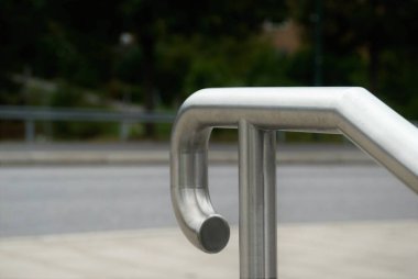 Metal bir tırabzanın yakın çekim görüntüsü