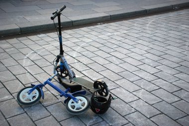 Sokağa parketmiş bisikletler.