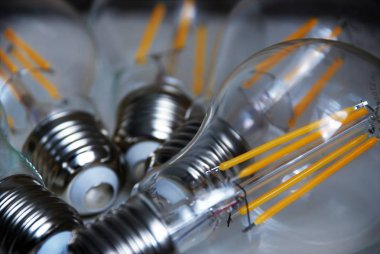 Masada duran parlak lambalar.