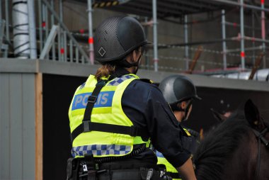 İsveç polisi, görevlerini yerine getirirken