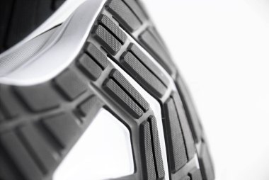 Tırtıklı spor ayakkabıları.