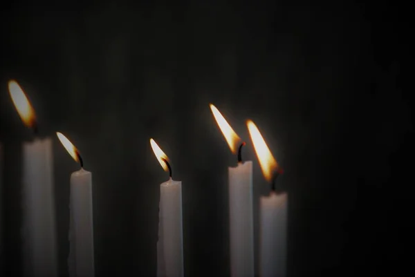 Brandende Kaarsen Een Zwarte Achtergrond — Stockfoto