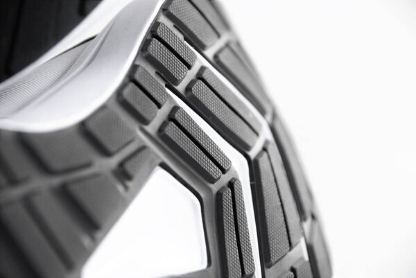 ребристая подошва спортивной обуви
