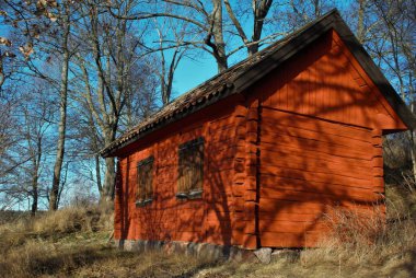 Kırmızı renkli eski ahşap ev