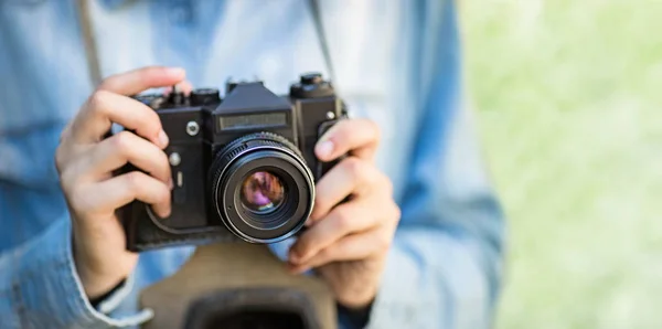 Vrouwelijke handen houd vintage camera — Stockfoto