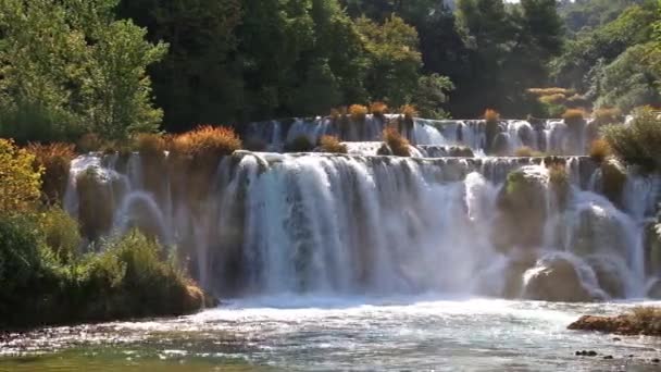 Air terjun di sungai Krka di Kroasia — Stok Video