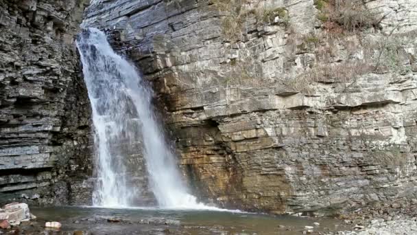 Wasserfall Fließt Durch Den Fels — Stockvideo