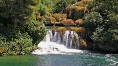 şelale orman yaz gününde