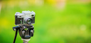 Retro fotoğraf makinesi tripod üzerinde 