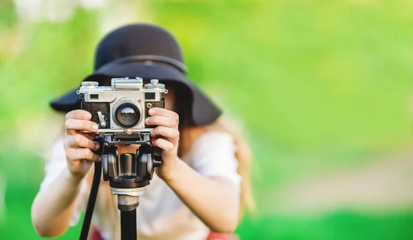 Meisje maakt een foto op retro camera — Stockfoto