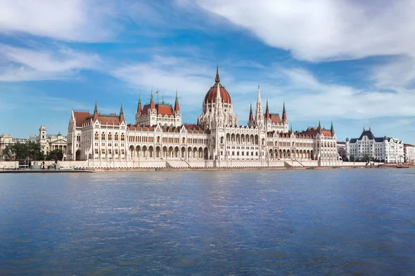 Ungarisches Parlament und Donau in Budapest — Stockfoto