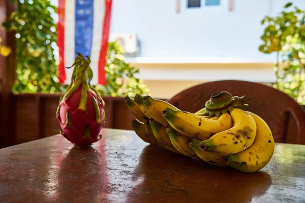 Pitaya e bananas em uma mesa — Fotografia de Stock