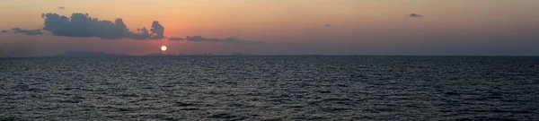 在普吉岛日落的全景 — 图库照片