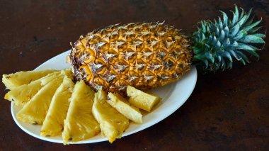 ananas bir tabağa dilimlenmiş