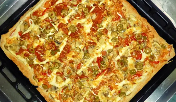 Savoureuse pizza faite à la main . — Photo