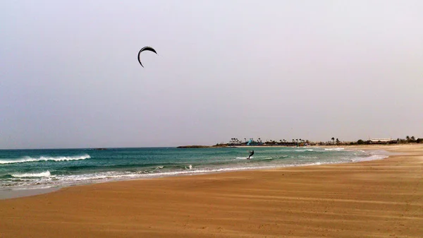 Atlit plajında kiting — Stok fotoğraf