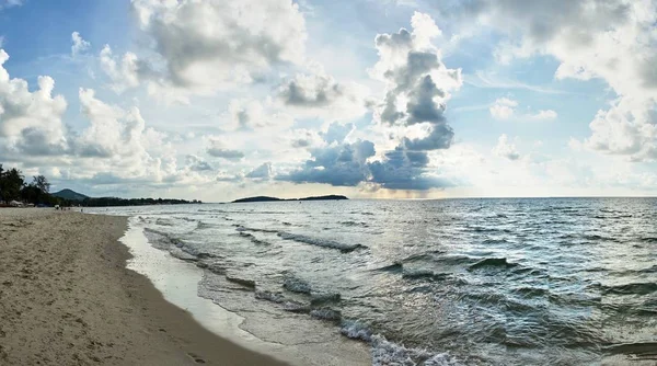 日の出とサムイ島の雨 — ストック写真