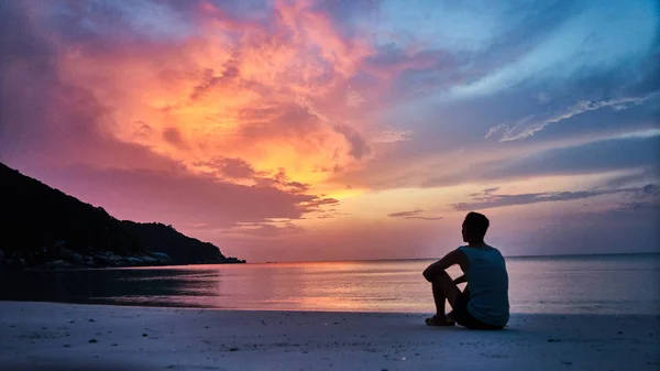 Adam doğarken Koh Pangan üzerinde oturur.