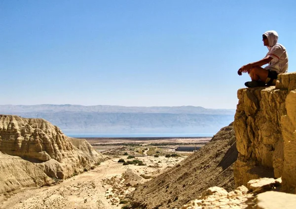 Człowiek siedzi na półce. Kanion Ein Avdat na pustyni Negev — Zdjęcie stockowe