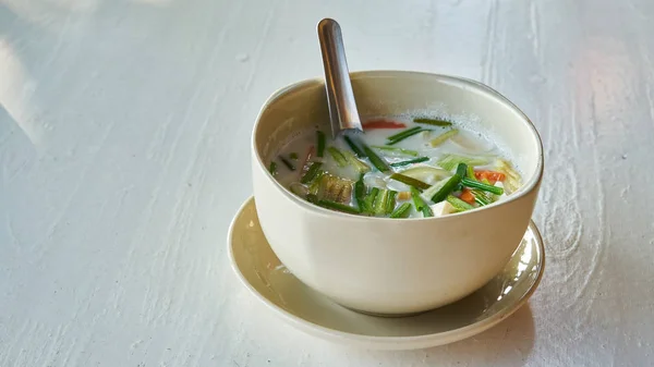 Sopa de coco. Comida tailandesa —  Fotos de Stock