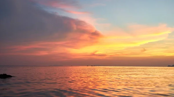 Koh Phangan üzerinde güzel gün batımı