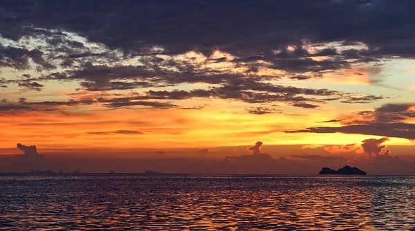 Koh Phangan üzerinde güzel gün batımı