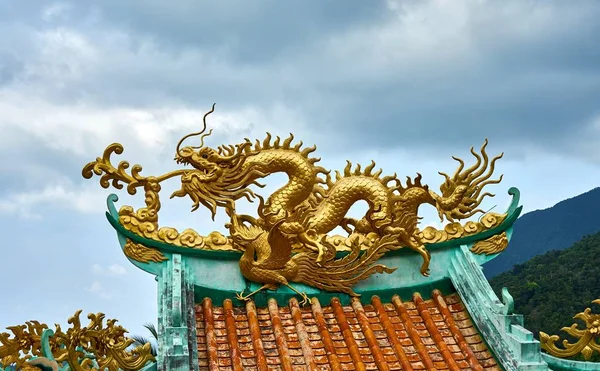 天蓋で金龍。中国寺院 ロイヤリティフリーのストック画像