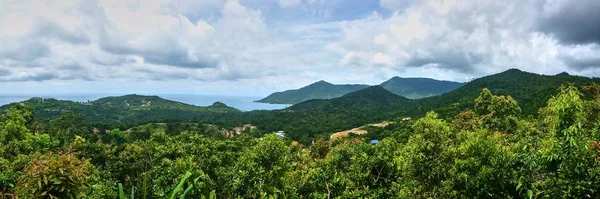 Vue panoramique sur les collines et la mer — Photo