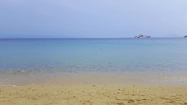 Piękna plaża na wyspie Skiathos w Grecji, letni dzień w czerwcu — Zdjęcie stockowe