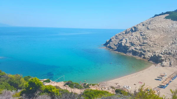 Praia de Micros Aselinos bonita na ilha de Skiathos, na Grécia, dia de verão — Fotografia de Stock