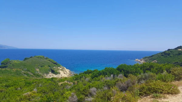 Piękna plaża na wyspie Skiathos w Grecji, wietrzny dzień w czerwcu — Zdjęcie stockowe