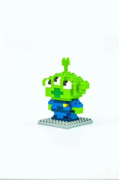 Küçük yeşil adam mikro bloklar — Stok fotoğraf