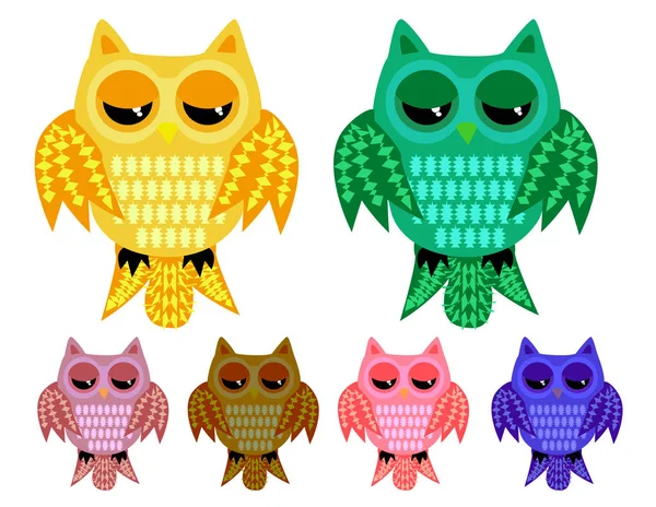 Ένα σύνολο έξι μισή-κοιμισμένος κουκουβάγιες με μισόκλειστα μάτια με διακοσμημένη φτερά και ουρές στις διαφορετικές παραλλαγές το χρώμα — Διανυσματικό Αρχείο