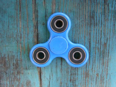 Beyaz arka plan üzerinde oyuncak giderici mavi topluca spinner stres