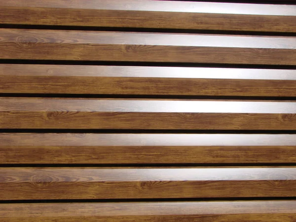 Schild mit einer großen Anzahl paralleler Holzstämme — Stockfoto