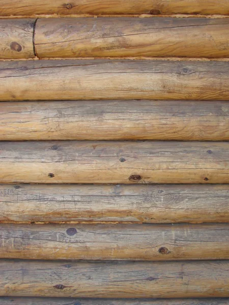 Çok sayıda paralel ahşap kütük dokusuna sahip kalkan.