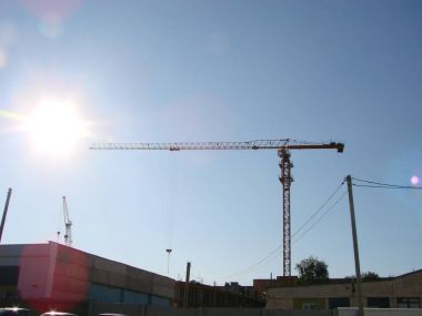 Endüstriyel arka plan inşaat ile siluetleri üzerinde şaşırtıcı günbatımı gökyüzü vinç