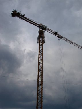 Endüstriyel arka plan inşaat ile siluetleri üzerinde şaşırtıcı günbatımı gökyüzü vinç