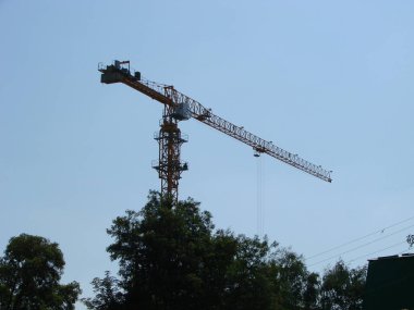 Endüstriyel arka plan inşaat ile siluetleri üzerinde şaşırtıcı günbatımı gökyüzü vinç