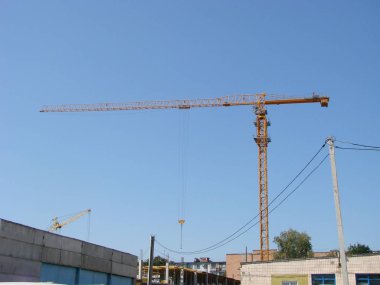 Endüstriyel arka plan inşaat ile siluetleri üzerinde şaşırtıcı günbatımı gökyüzü vinç