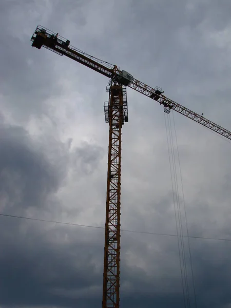 Résumé Fond industriel avec des silhouettes de grues de construction sur un ciel magnifique au coucher du soleil — Photo