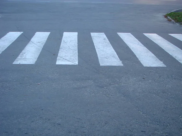 Cruce en la carretera por seguridad cuando la gente que camina cruza la calle. — Foto de Stock