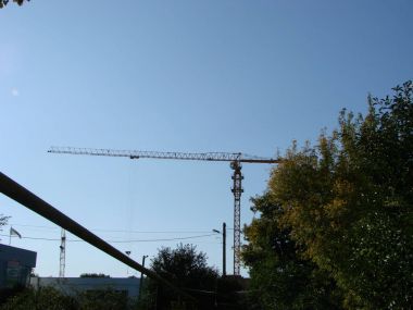 Endüstriyel arka plan inşaat ile siluetleri üzerinde şaşırtıcı günbatımı gökyüzü vinç