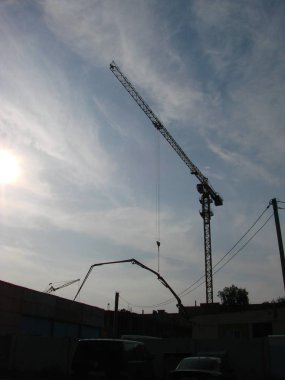 Endüstriyel arka plan inşaat ile siluetleri üzerinde şaşırtıcı günbatımı gökyüzü vinç