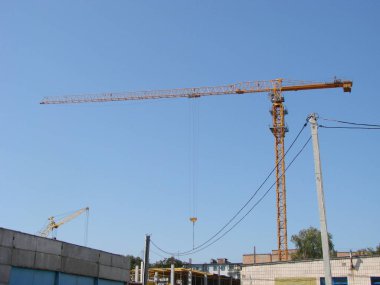 Endüstriyel arka plan inşaat ile siluetleri üzerinde şaşırtıcı günbatımı gökyüzü vinç