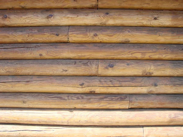 Çok sayıda paralel ahşap kütük dokusuna sahip kalkan.