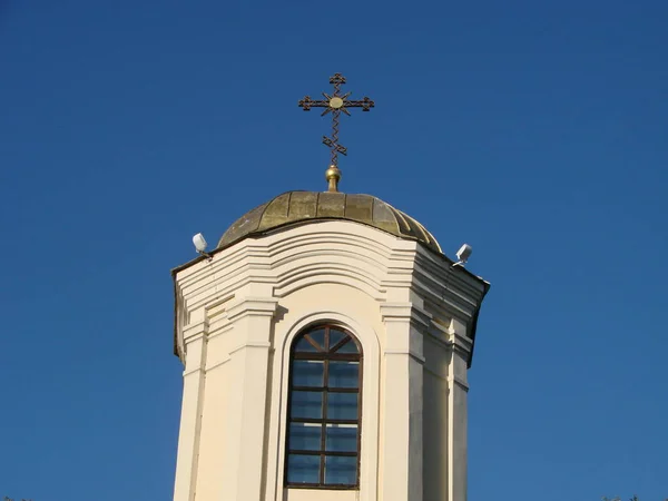 Dôme d'or de l'église orthodoxe contre le ciel bleu . — Photo