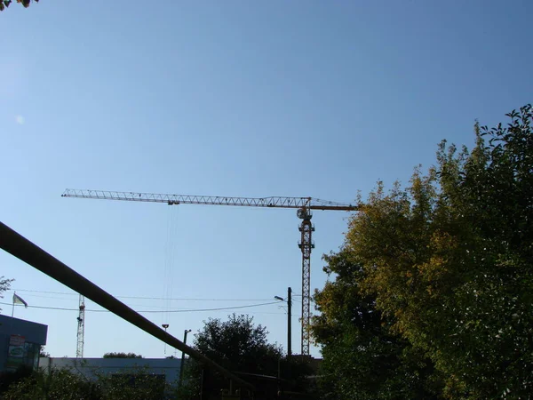 Endüstriyel arka plan inşaat ile siluetleri üzerinde şaşırtıcı günbatımı gökyüzü vinç