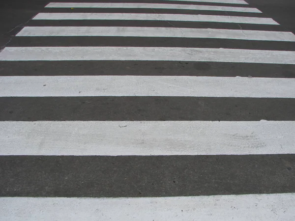 Cruce en la carretera por seguridad cuando la gente que camina cruza la calle. — Foto de Stock